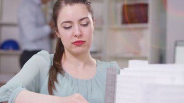 İnşaat modeli ile çalışan mühendis 