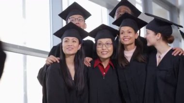 mezuniyet gününde olgun öğrenciler