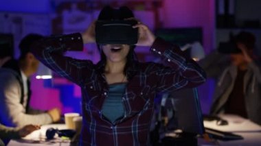 sanal gerçeklik izleyiciler çalışırken programcılar