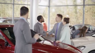  Satıcı içinde araba Bayilik çalışma