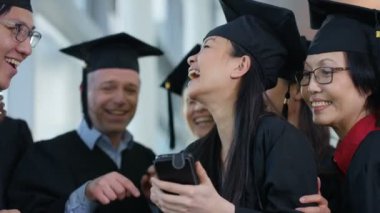 mezuniyet gününde olgun öğrenciler