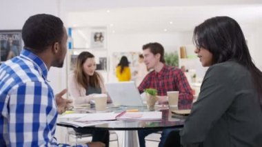 Fikirleri tartışmak işçi