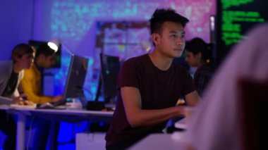 ofiste çalışan bilgisayar uzmanları