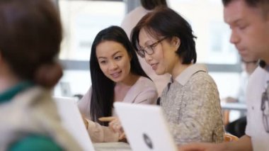 Bilgisayarla çalışan öğrenciler