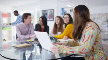 ofis toplantı gülümseyen işçi