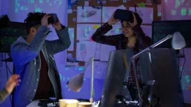 sanal gerçeklik izleyiciler çalışırken programcılar