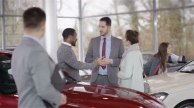  Satıcı içinde araba Bayilik çalışma