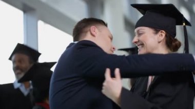 mezuniyet gününde olgun öğrenciler