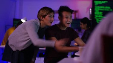 ofiste çalışan bilgisayar uzmanları