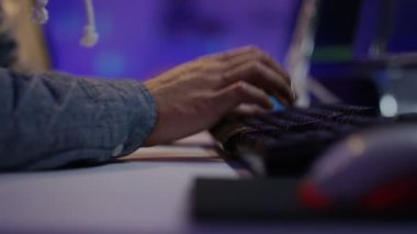 Bilgisayarda çalışan kişi