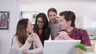 Fikirleri tartışmak işçi