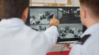 Sistem kontrol odasında güvenlik işçi 