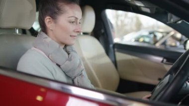 Satıcı müşteri yeni araba iç gösteriler