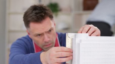 İnşaat modeli ile çalışan mühendis