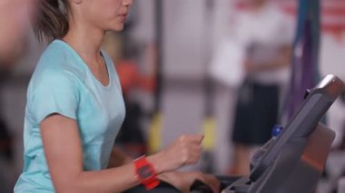 Makine üzerinde çalışan eğitim kadın