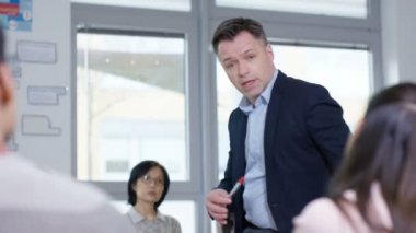 Sınıfta öğretmen yardım öğrenciler