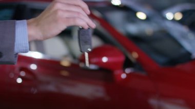 anahtar yeni sahibine veren satıcı