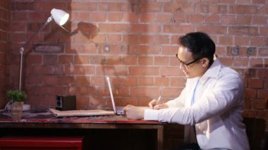 Dizüstü bilgisayarda çalışan adam