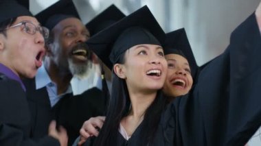 mezuniyet gününde olgun öğrenciler