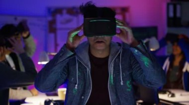 sanal gerçeklik izleyiciler çalışırken programcılar