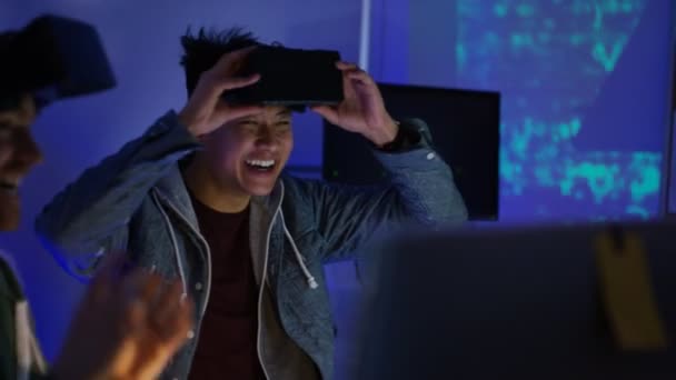Programmeurs uitproberen van virtuele realiteit kijkers — Stockvideo