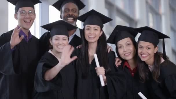 Estudiantes maduros en el día de la graduación — Vídeos de Stock