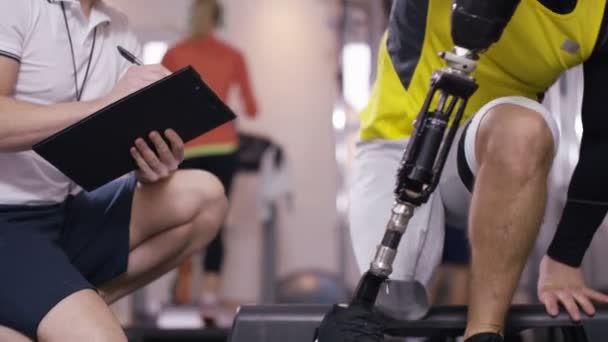 Disabled athlete puts on prosthetic leg — Stock video