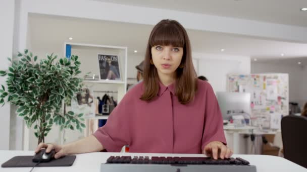 Wanita yang bekerja di komputer — Stok Video