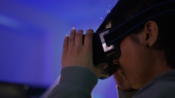 Programador experimentando visualizador de realidade virtual — Vídeo de Stock