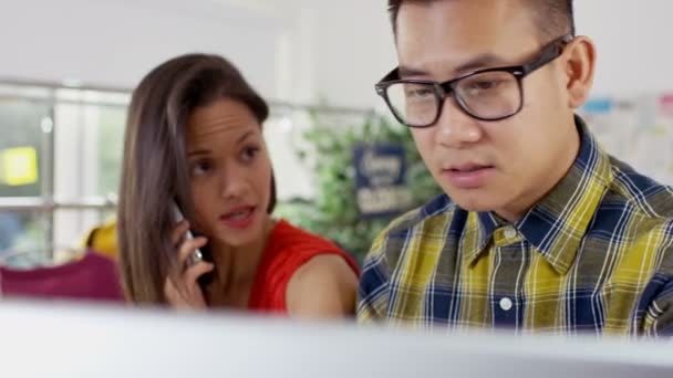 Men working at computer — Stock Video