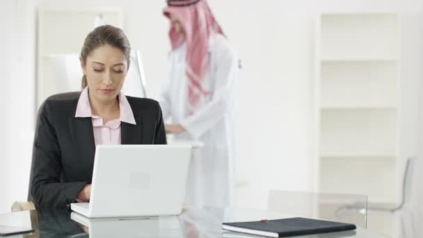 Businesswoman with Arabic businessman — Stock Video