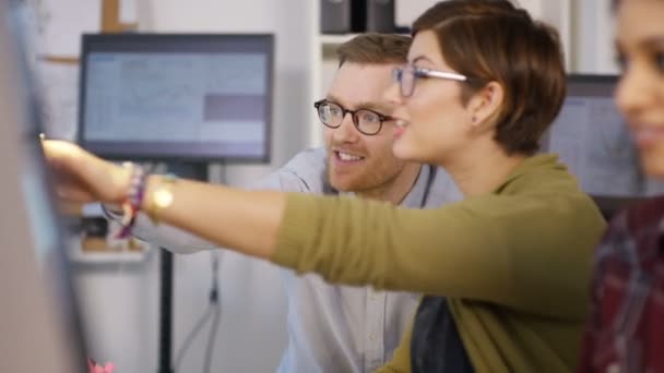 Computer deskundigen werkzaam in kantoor — Stockvideo