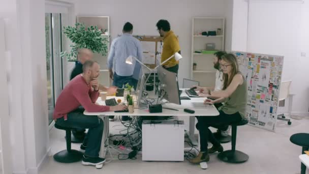 Ocupado equipo creativo de negocios — Vídeo de stock