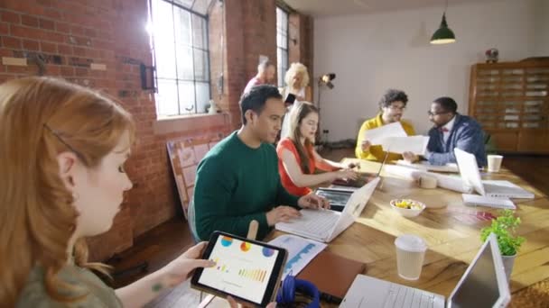 Grupo de negócios brainstorming para ideias — Vídeo de Stock