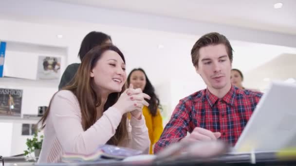 Workers discussing ideas — Stock Video