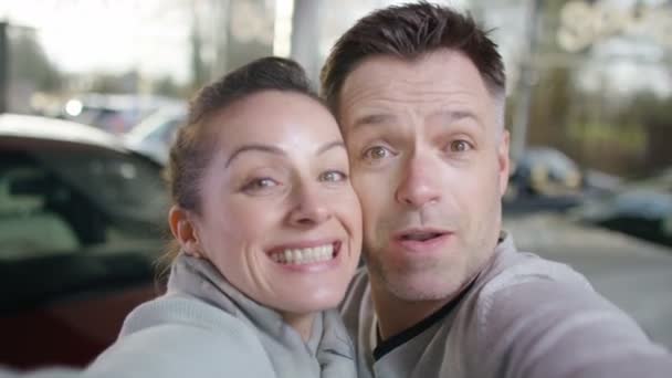 Paar posiert für Selfie — Stockvideo