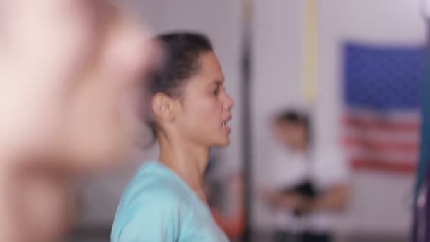 Entrenamiento de mujer en máquina de correr — Vídeos de Stock