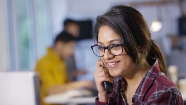 Businesswoman talking on phone — Stock Video