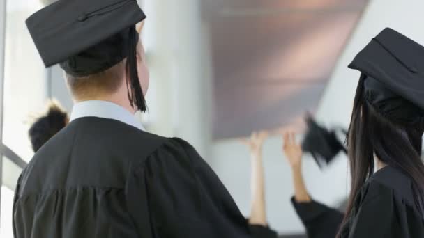 Estudiantes maduros en el día de la graduación — Vídeo de stock