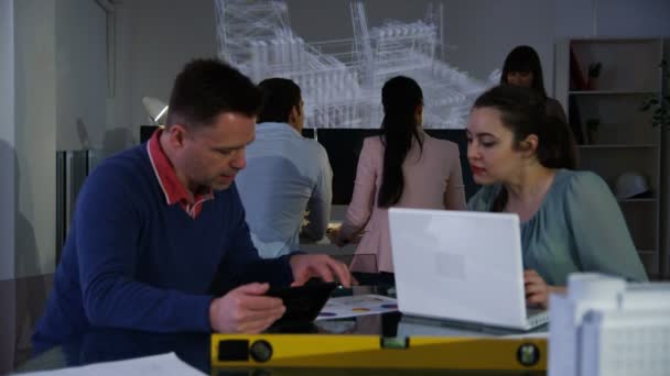 ingénieurs travaillant sur un projet  