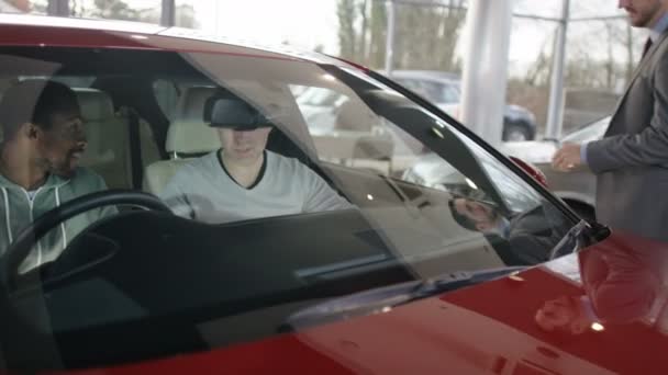 Продавець розмовляє з чоловіками в машині — стокове відео