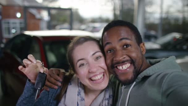 Couple  pose for selfie — Stock Video