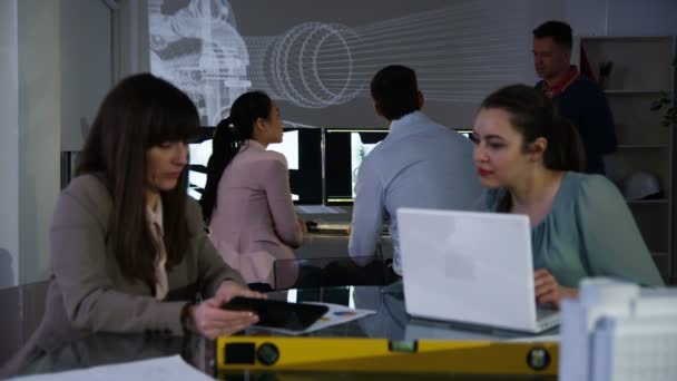 ingénieurs travaillant sur un projet  