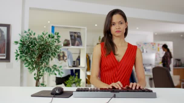 Frau arbeitet am Computer — Stockvideo