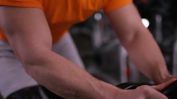 Hombre haciendo ejercicio en bicicleta estática — Vídeo de stock