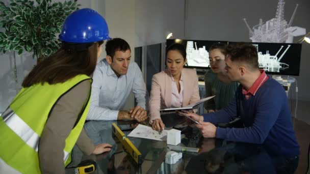 Arquitecto en reunión de planificación — Vídeos de Stock