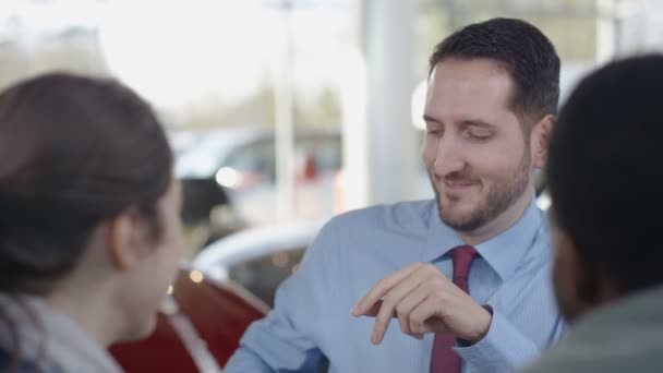 Verkoper maakt telefoongesprek — Stockvideo