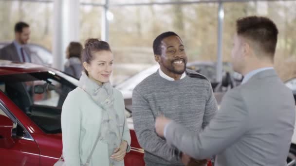 Couple taking key to new car — Stockvideo