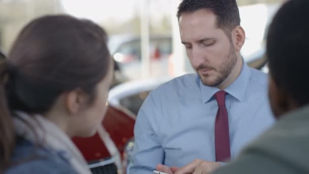 Verkoper maakt telefoongesprek — Stockvideo