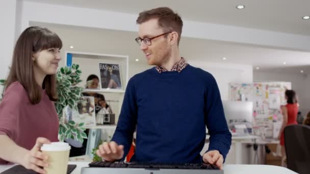 Profesionální muž pracuje na počítači — Stock video
